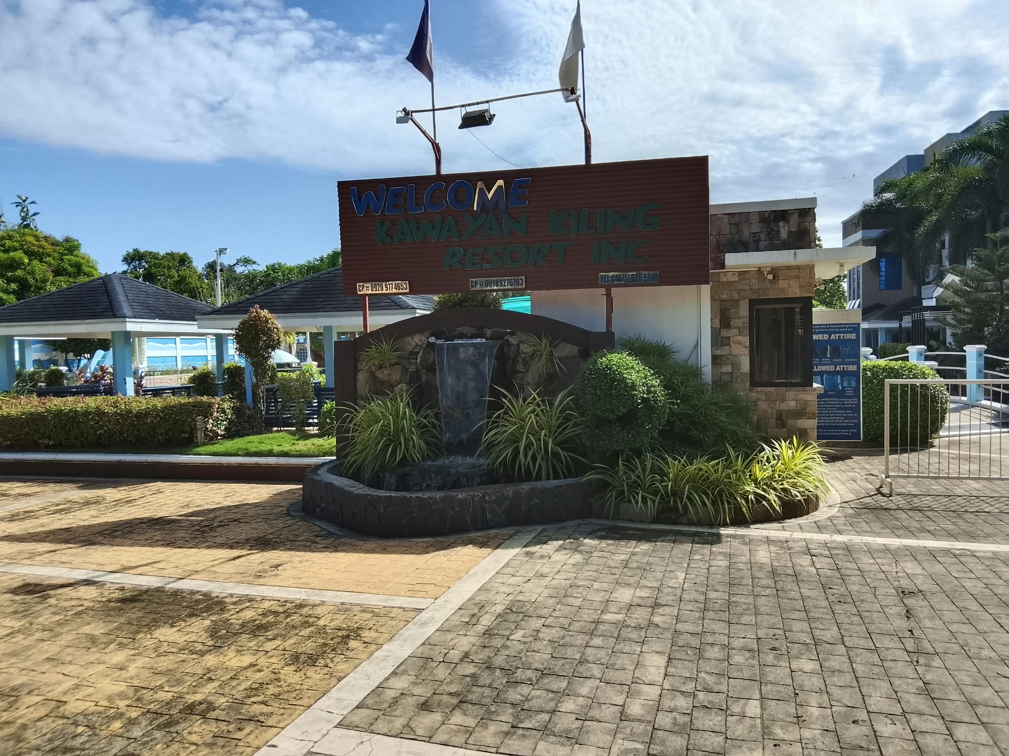 Resort entrance with the welcome sign above a stone fountain
